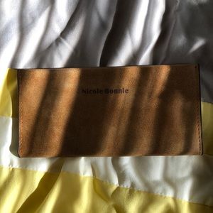 This is a Nicole Bonnie walet.